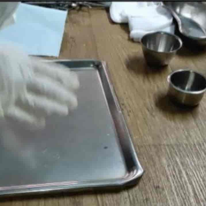 سینی و ظروف استیل اتاق عمل